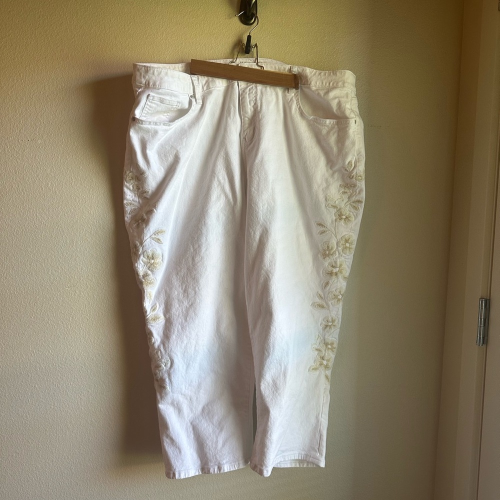 Lane Bryant White Capri Pants